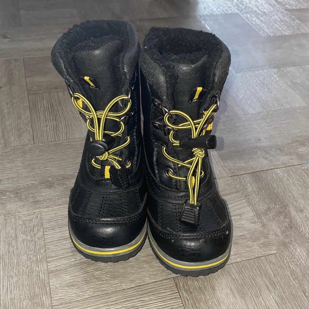 Snow boots
